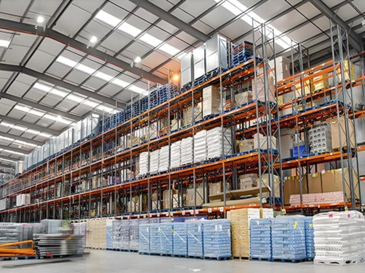 Reflective bubble insulation for a warehouse roof